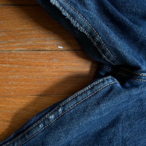 Straight-Leg, Button Fly Levi's 501 - Picture 3 of 5